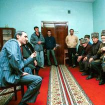 Izjava A. Kadirova, da je D. Dudajev morda živ;  verjetnost invazije čečenskih militantov v Abhazijo.  Tipični sovjetski častnik Dzhokhar Dudayev Kdo je Dzhokhar Dudayev