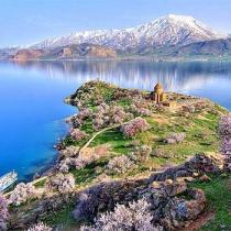 터키 호수.  간신히 살아있는 잡지.  터키의 다른 호수 그릇